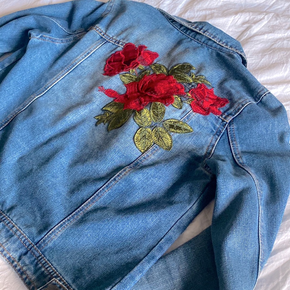 Denim Jean Jacket Rose Floral Embroidered Medium Wash Distressed Detail Small